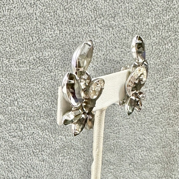 Vintage Signed Weiss Smokey Gray and Clear Rhinestone Prong Clip On Earrings - Picture 4 of 5